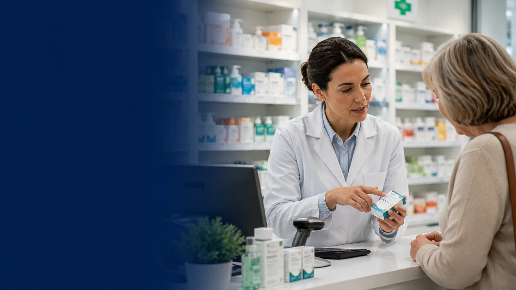 Pharmacien au comptoir de son officine